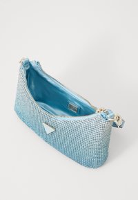 Bolso de mano azul cubierto de Rhinestones, con un interior suave, cierre de cremallera y un acento de logo triangular.