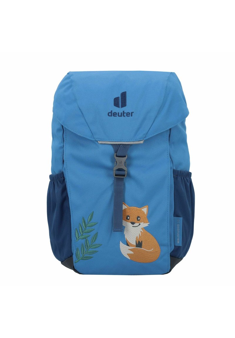 Fényes kék szövet hátizsák fedőrésszel, hímezett róka motívummal és levél díszítéssel, sötétebb kék oldalzsebekkel kiegészítve.