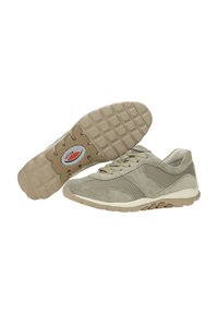 Hellgrüne Wildledersneaker mit Netzpaneelen, abgerundeten Zehen und strukturierten Gummisohlen. Schnürdesign und gepolstert für zusätzlichen Komfort.