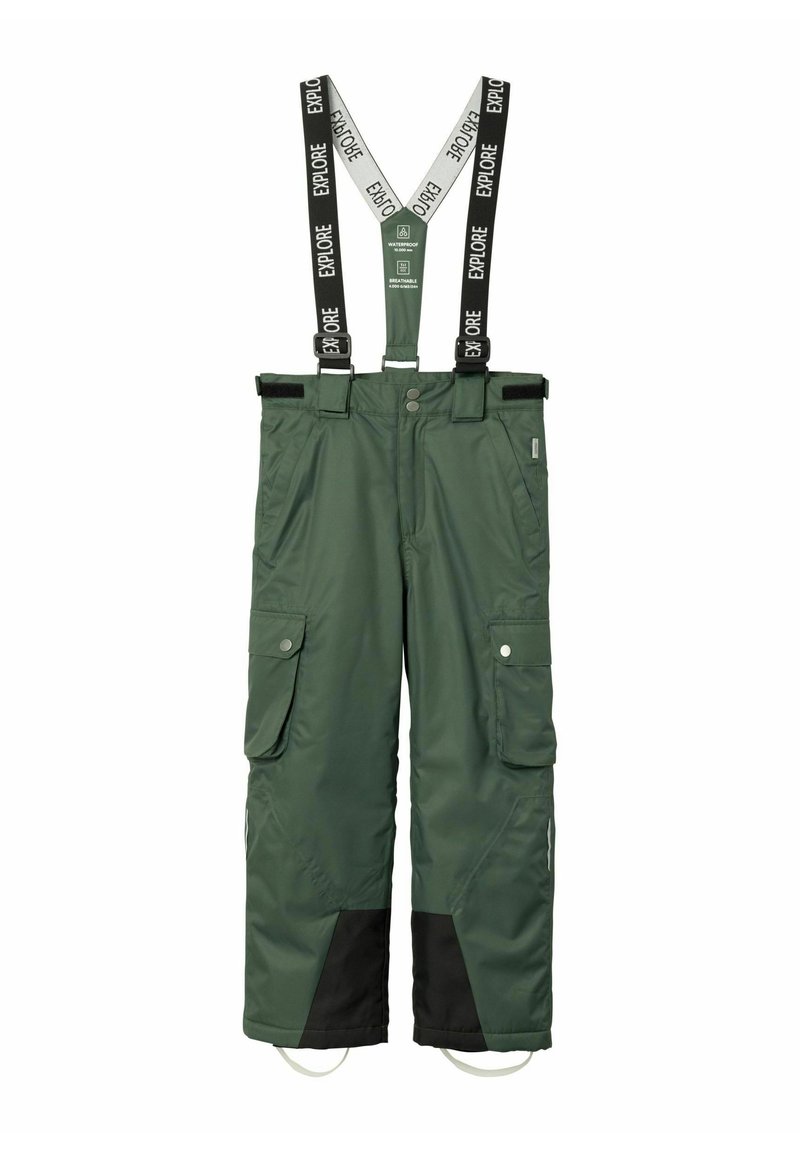 Žalios nepralaidžios kelnes su reguliuojamu petnešomis, kišenėmis, o juodos akcentai ant kojų. Lygi tekstūra ir funkcionalūs dizaino elementai.