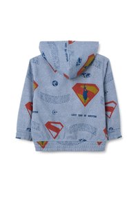 Felpa blu con una morbida texture in denim, caratterizzata da loghi e scritte di Superman in rosso e giallo. Include un cappuccio e tasche frontali.