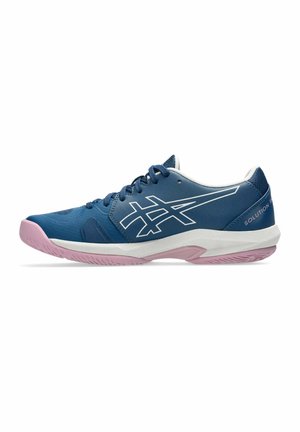 Blauwe sportschoen met roze zool, wit logo aan de zijkant, vetersluiting en gevoerde witte tussenzool tegen een witte achtergrond.