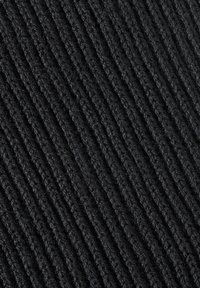 Material negru cu striții, având o suprafață texturată, care prezintă linii verticale și un aspect moale, pufos. Potrivit pentru diverse aplicații textile.