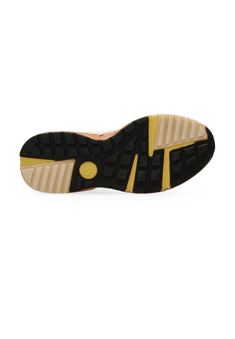 Semelle de chaussure avec une base en caoutchouc noir, des accents jaunes et des motifs de grip texturés. Présente une forme profilée et une semelle intermédiaire beige clair.