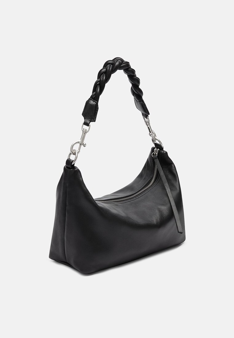 Schwarze Lederhandtasche mit einem geflochtenen Griff, Reißverschlussverschluss, geschwungener Form und glatter Textur. Mit Akzenten aus silbernem Beschlag.