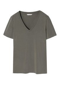 Oliwkowa koszulka V-neck wykonana z gładkiego materiału, z krótkimi rękawami i luźnym krojem. Zawiera metkę wewnątrz kołnierza.