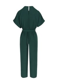 Tumeeroheline lühikeste varrukatega kombekas, millel on kitsendatud vöökoht ja laiad säärised, nähtud tagantpoolt, kaelal väike avaus.