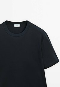 T-shirt noir à manches courtes et col rond avec une texture lisse, présenté à plat sur un fond blanc.