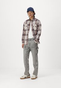 Jack & Jones JJIEDDIE PAINTER - Blugi loose fit - grey denim