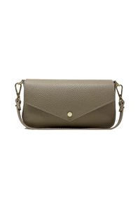 Clutch in pelle di un beige chiaro con finitura testurizzata, dotata di una patta triangolare e una chiusura a scatto dorata. Include una tracolla staccabile.