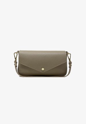 Clutch in pelle di un beige chiaro con finitura testurizzata, dotata di una patta triangolare e una chiusura a scatto dorata. Include una tracolla staccabile.