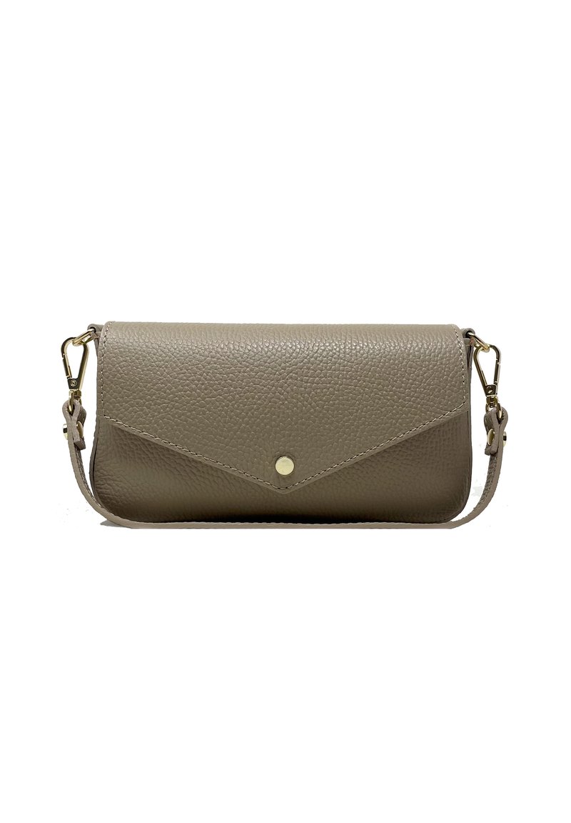 Clutch in pelle di un beige chiaro con finitura testurizzata, dotata di una patta triangolare e una chiusura a scatto dorata. Include una tracolla staccabile.