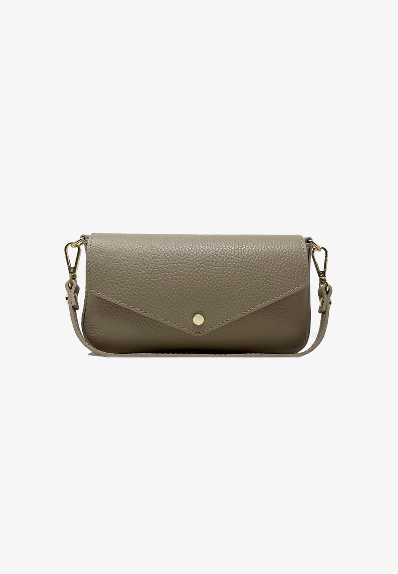 Clutch in pelle di un beige chiaro con finitura testurizzata, dotata di una patta triangolare e una chiusura a scatto dorata. Include una tracolla staccabile.