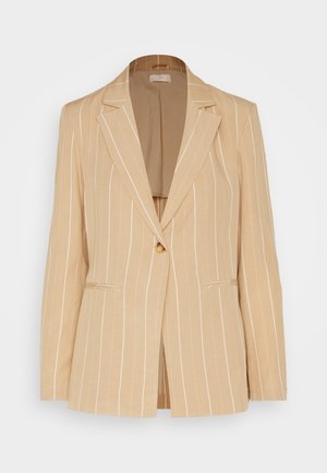 Blazer beige con righe verticali bianche, chiusura a botone singolo, rever a punte e due tasche frontali. Tessuto liscio con vestibilità sartoriale.