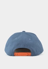 Blaues Stoff-Basketballmütze mit flachem Schirm und sechs Paneelen; verfügt über einen verstellbaren orangen Kunststoffriemen auf der Rückseite und Belüftungslöcher.