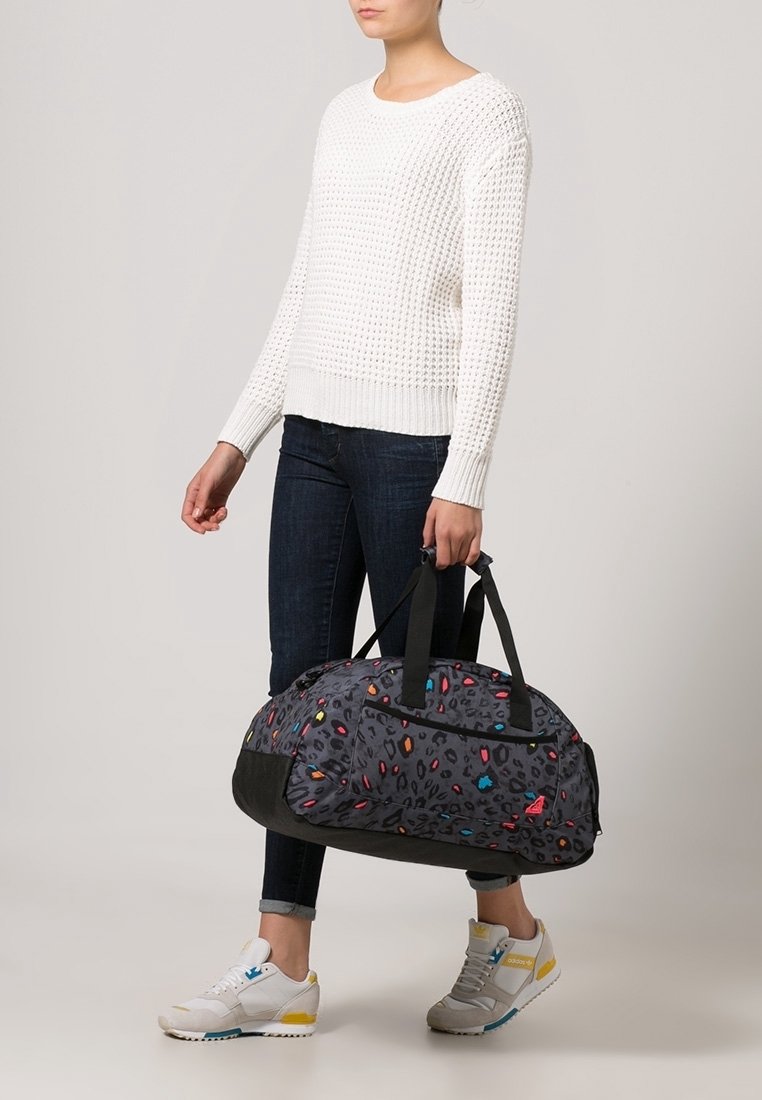 Sac de sport noir et gris avec un motif abstrait coloré. Dispose de deux poignées et d'un compartiment principal spacieux. Texture mate.