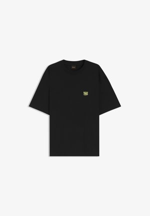 T-shirt noir à manches courtes avec petit logo jaune "BOSS" et motif de lignes empilées sur la poitrine gauche, col rond, devant uni.