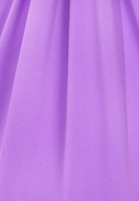 Tessuto di un delicato viola chiaro, con una superficie liscia che mostra sottili righe e una caduta morbida. Non sono presenti pattern né accessori visibili.