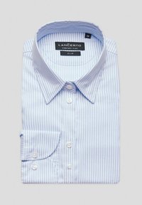 Jasnoniebieska koszula w paski wykonana z bawełny, z dopasowanym krojem, kołnierzykiem zapinanym na guziki oraz mankietem zapinanym na guziki z zaokrąglonymi brzegami. Widoczna etykieta marki.