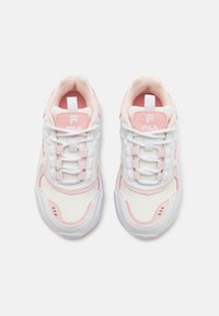 Hvite joggesko med rosa detaljer, mesh- og syntetiske materialer, avrundet tå, snøring og logo på hæltappen.