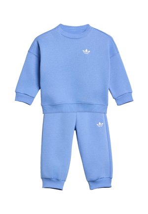 Lyseblå småbarnsgenser og matchende bukser med ribbestrikkede mansjetter og hvit Adidas-logo på bryst og ben.