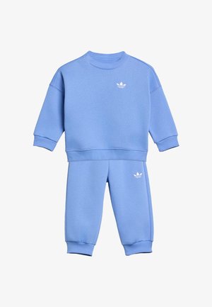 Jasnoniebieski zestaw dla malucha: bluza z długim rękawem i pasujące spodnie z prążkowanymi mankietami oraz białym logo Adidas na piersi i nogawce.