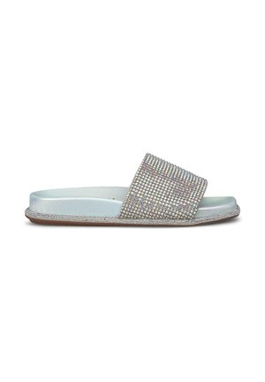 Sandalia deslizante en azul claro con una correa adornada con rhinestones, suela plana y textura suave, que presenta un ribete de cuentas alrededor del borde.