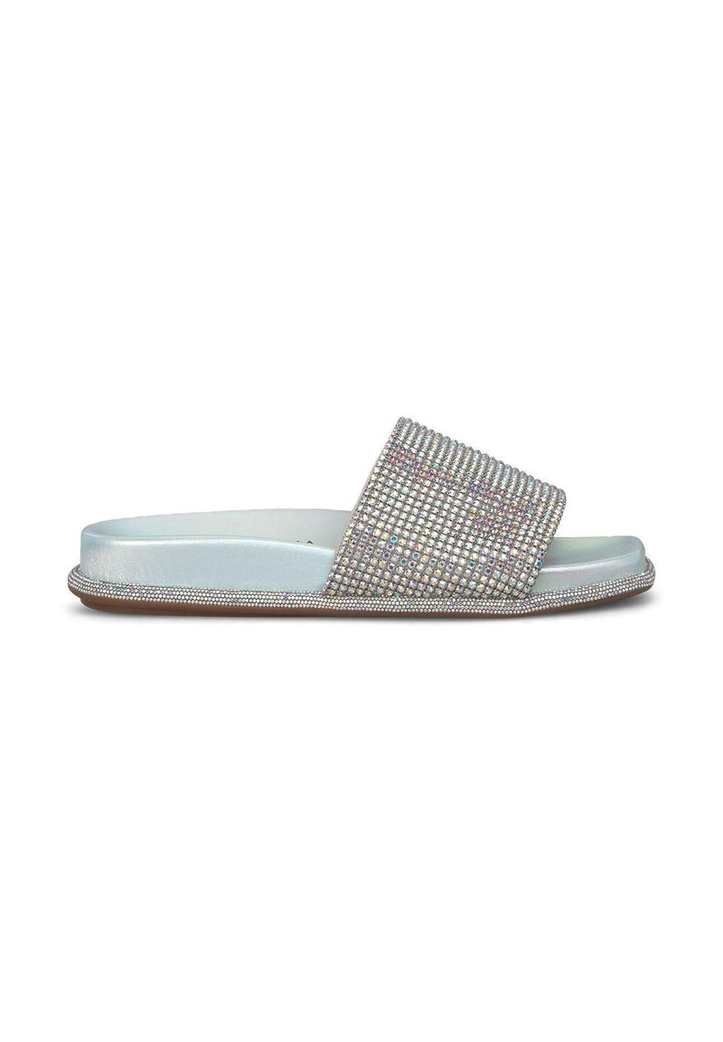 Sandalia deslizante en azul claro con una correa adornada con rhinestones, suela plana y textura suave, que presenta un ribete de cuentas alrededor del borde.