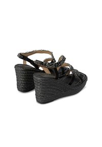 Sandali wedge neri con suole testurizzate, caratterizzati da decorazioni in strass e multiple cinghie incrociate.