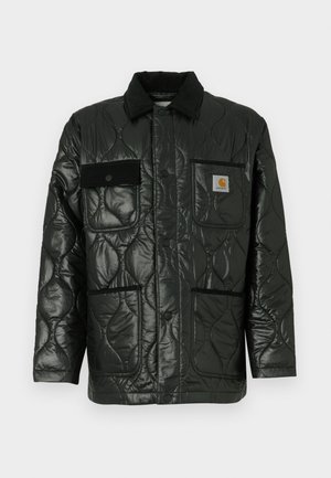 Schwarze gesteppte Jacke mit glänzender Oberfläche, ausgestattet mit einem Kragen, vier aufgesetzten Taschen und schwarzen Cordura-Akzenten.