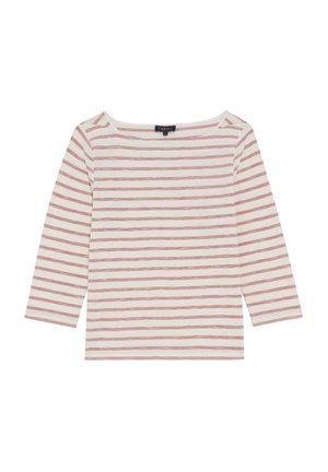 Camiseta de manga larga a rayas en crema y rojo suave. Con un escote amplio y una tela de algodón ligera y texturizada. Ajuste casual, sin adornos.