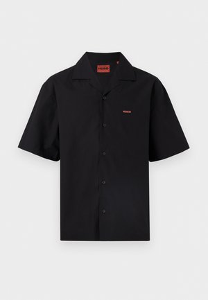 Chemise noire à manches courtes avec col de camp, petit logo rouge "HUGO" sur la poitrine gauche et à l'intérieur du col.