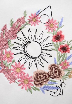 Okrągła haftowana kompozycja z czarnymi symbolami słońca i księżyca otoczonymi różowymi, czerwonymi, brązowymi i purpurowymi kwiatami z zielonymi liśćmi na białej tkaninie.