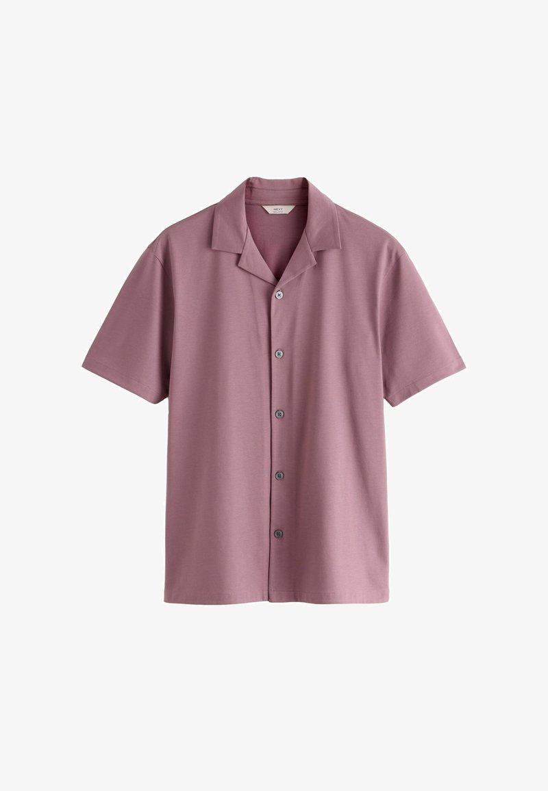 Chemise à manches courtes mauve avec col camp, cinq boutons sur le devant, présentée sur fond blanc.