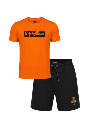 T-shirt arancione a maniche corte con logo "RefrigiWear" e pantaloncini neri con coulisse e toppa con logo sulla gamba sinistra.