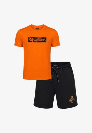 T-shirt arancione a maniche corte con logo "RefrigiWear" e pantaloncini neri con coulisse e toppa con logo sulla gamba sinistra.