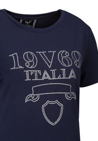 Dunkelblaues Baumwoll-T-Shirt mit Strassverzierungen und dem Text "1969 ITALIA", einem Wappen und einem dekorativen Bannerdesign. Kurze Ärmel.