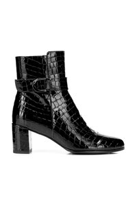 Botín de tobillo de piel patentada negra con textura de cocodrilo, puntera cuadrada, correa con hebilla y tacón cuadrado grueso. Superficie suave con acabado brillante.