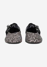 Leopardprint ballerina's in grijs en zwart stof met een strik en sluiting van zwart gepatineerd leer. Rond neustype en platte zool. 