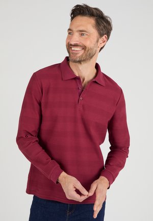 Camisa polo de manga larga burdeos con un diseño de rayas texturizadas, cuello abotonado y dobladillo recto. Tejido suave con un corte holgado.