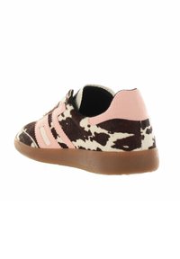 Sneaker con una toma superiore a motivo maculato marrone e bianco, dettagli rosa, sovrapposizioni sintetiche testurizzate e una suola in gomma marrone.