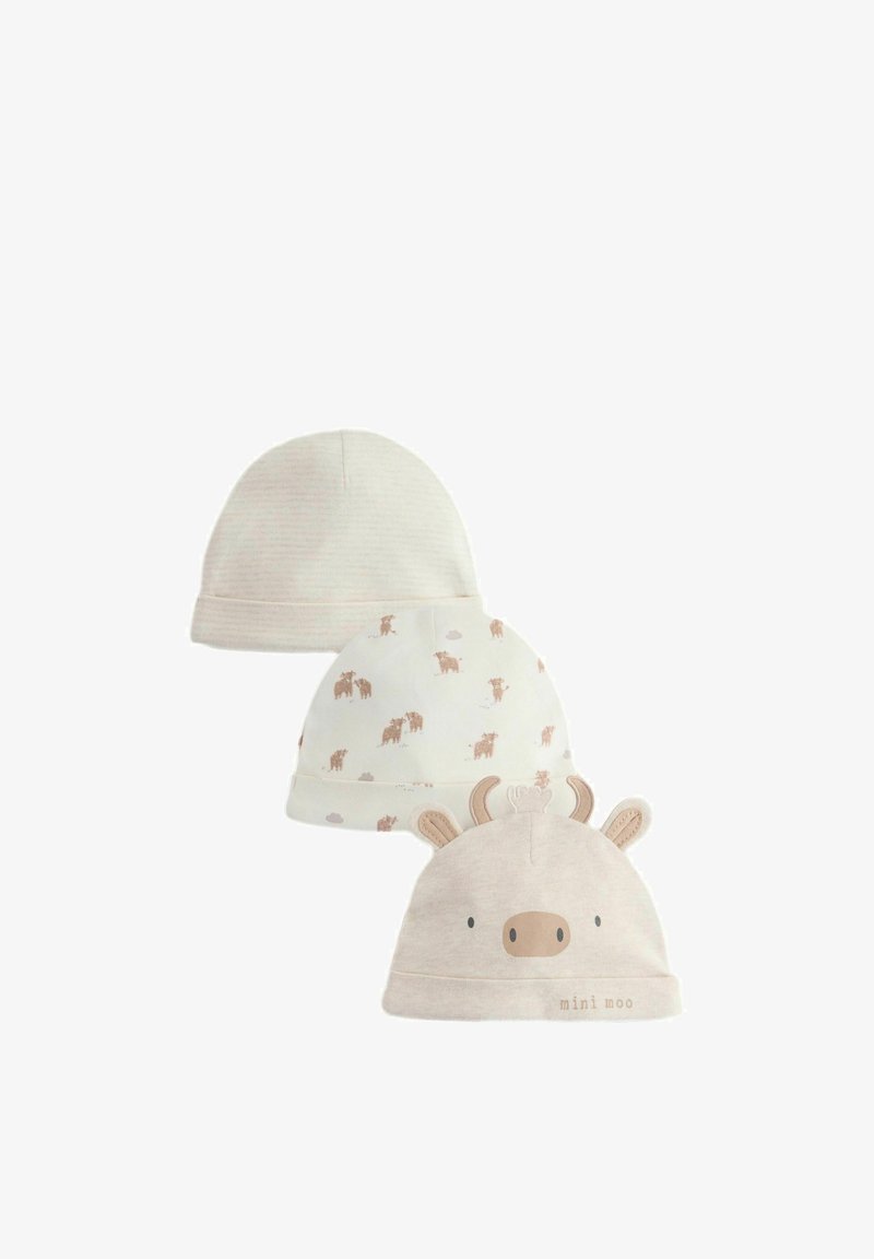 Conjunto de tres gorros para bebé: beige claro con rayas sutiles, blanco con estampado de animales en marrón claro y un gorro beige con diseño de cara de vaca y orejas.