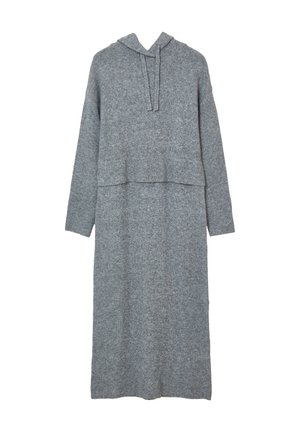 Langes graues Strickkleid mit Kapuze, langen Ärmeln und einem gestuften Strickdetail über der Brust.