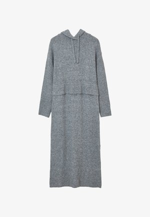 Langes graues Strickkleid mit Kapuze, langen Ärmeln und einem gestuften Strickdetail über der Brust.