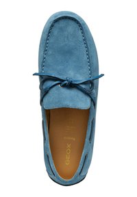 Mocasines de ante en azul claro con detalle de cordones y perforaciones en los laterales. Cuenta con una plantilla color tostado con la marca "GEOX".