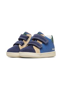 Sneakers per bambini in blu navy, beige e verde con doppie chiusure in Velcro e suole in gomma bianca, disposti fianco a fianco.