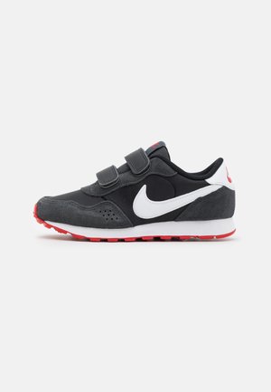 NIKE MD VALIANT (PSV) - Sneaker low - black/dark smoke grey/university red/white