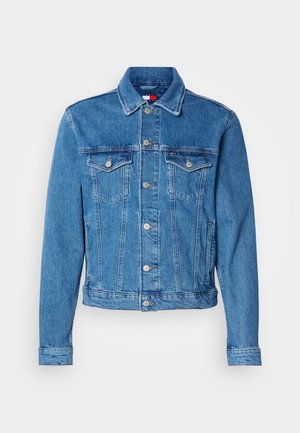 Chaqueta de mezclilla azul con un corte clásico, que presenta dos bolsillos en el pecho, cierre frontal con botones y costuras tonales. Diseño ligero y casual.