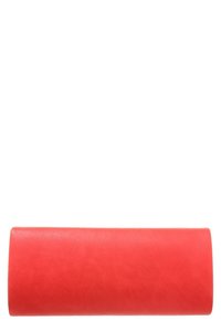Clutch cilindrico in pelle rossa, texture liscia, design minimalista, colore solido, senza hardware visibile, forma compatta e portatile.