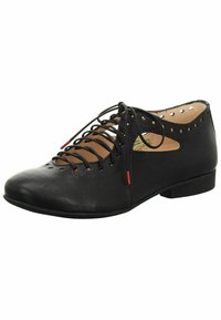 Chaussure en cuir noir avec un bout arrondi, un laçage sur le devant et des découpes. Elle possède un petit talon et des détails en matériau rouge accentués.